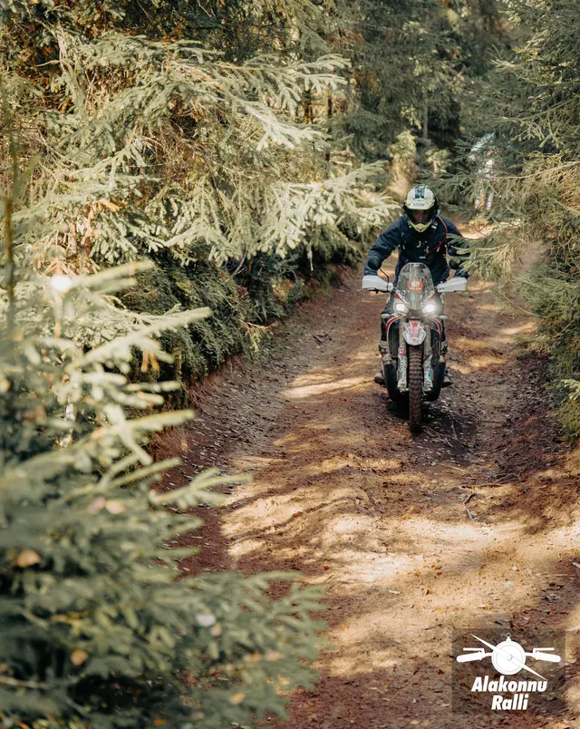 Mootorrattur sügisesel metsarajal – Alakonnu Ralli 2026, SS2 · SS3