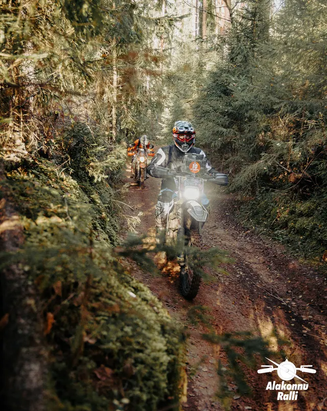 Mootorrattur sügisesel metsarajal – Alakonnu Ralli 2026, SS2 · SS3