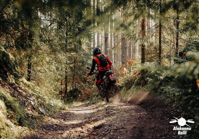 Mootorrattur sügisesel metsarajal – Alakonnu Ralli 2026, SS2 · SS3
