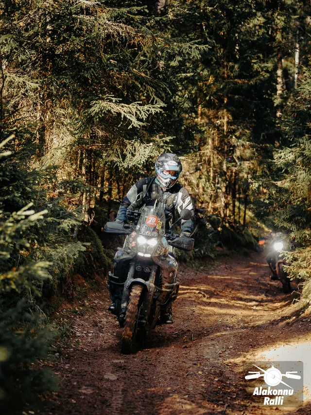 Mootorrattur sügisesel metsarajal – Alakonnu Ralli 2026, SS2 · SS3