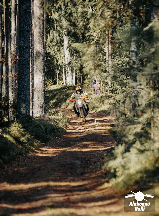 Mootorrattur sügisesel metsarajal – Alakonnu Ralli 2026, SS2 · SS3