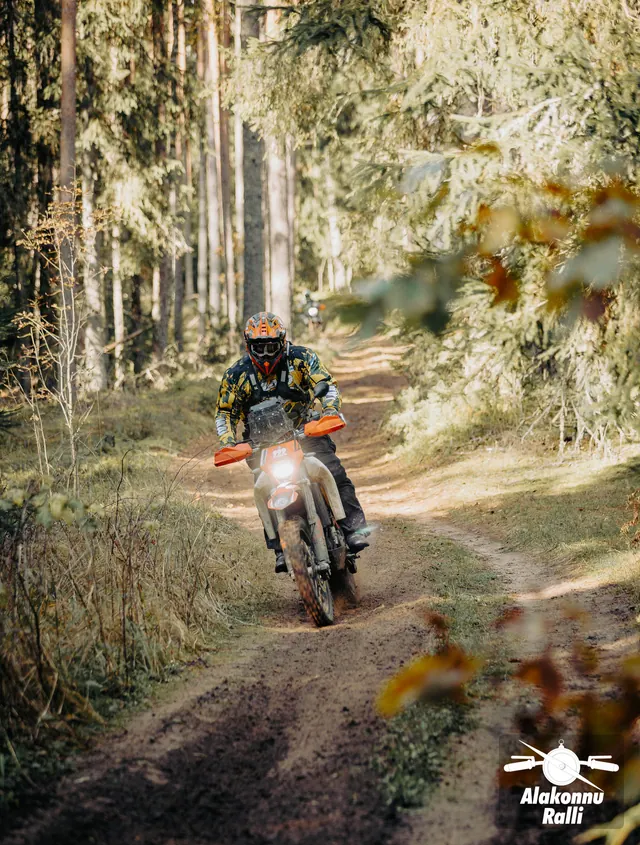 Mootorrattur sügisesel metsarajal – Alakonnu Ralli 2026, SS2 · SS3