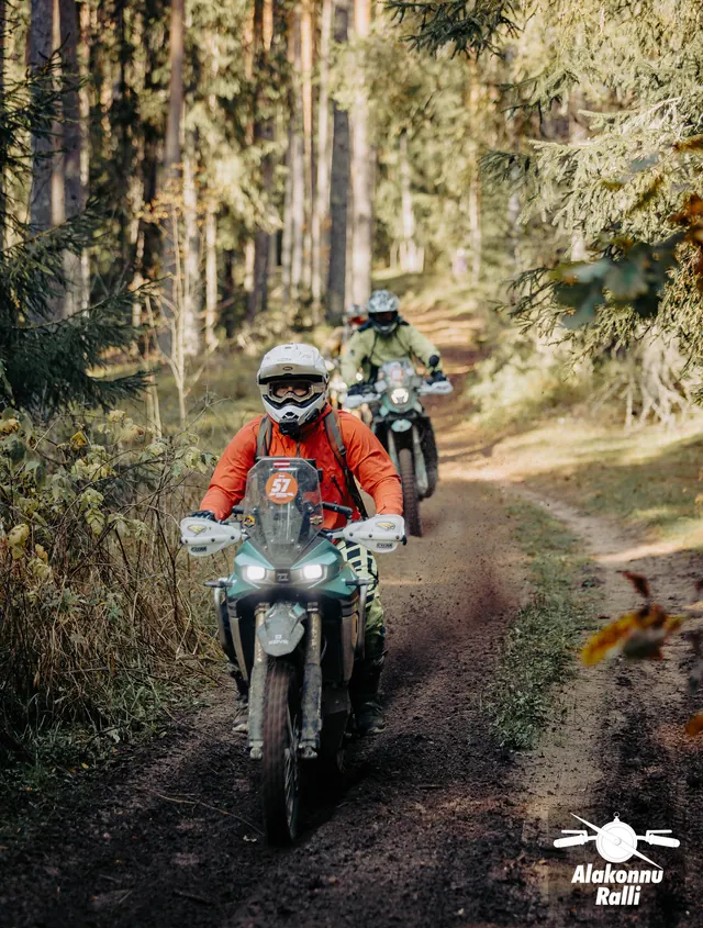Mootorrattur sügisesel metsarajal – Alakonnu Ralli 2026, SS2 · SS3