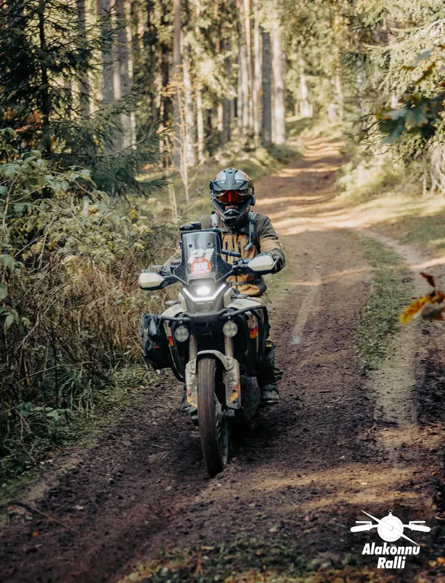 Mootorrattur sügisesel metsarajal – Alakonnu Ralli 2026, SS2 · SS3