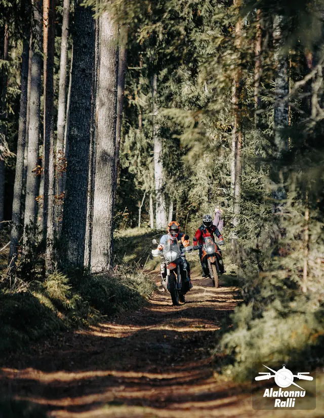 Mootorrattur sügisesel metsarajal – Alakonnu Ralli 2026, SS2 · SS3