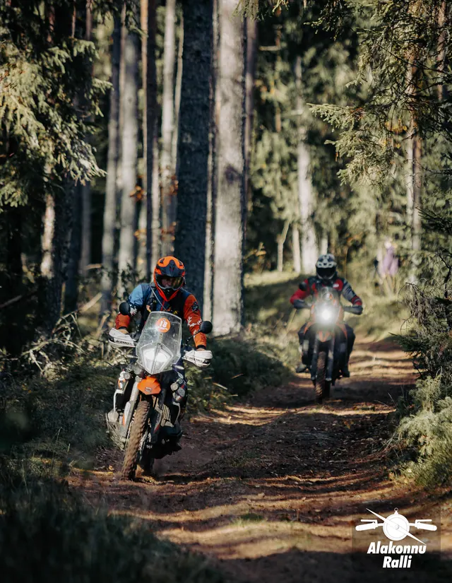 Mootorrattur sügisesel metsarajal – Alakonnu Ralli 2026, SS2 · SS3