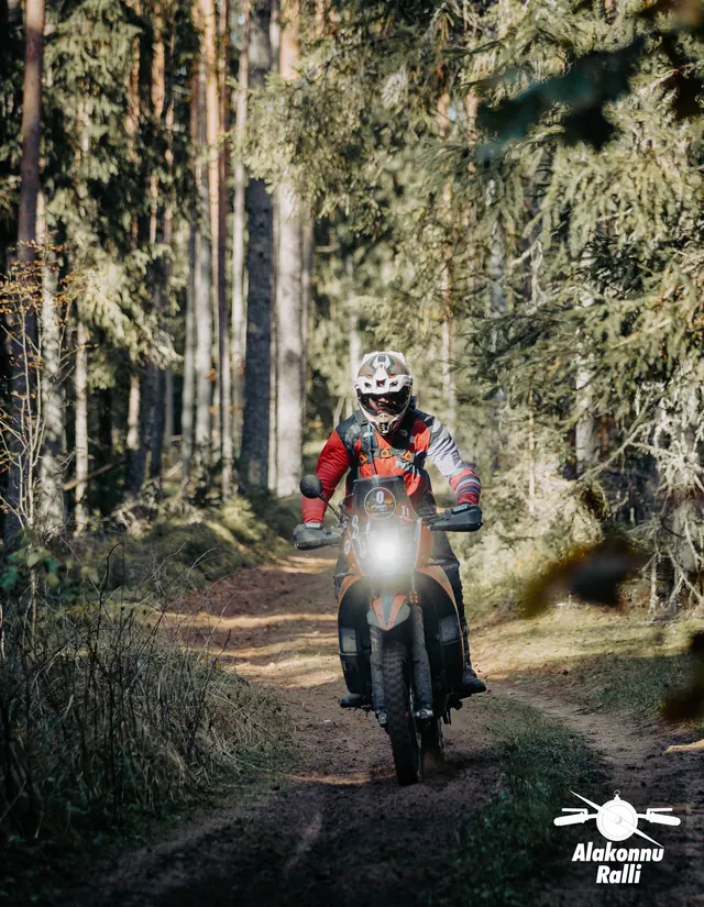 Mootorrattur sügisesel metsarajal – Alakonnu Ralli 2026, SS2 · SS3