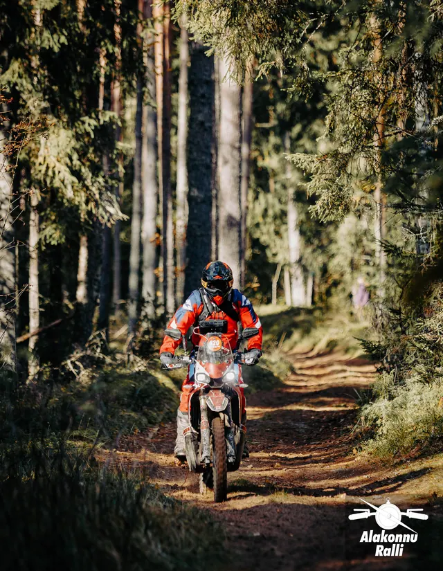 Mootorrattur sügisesel metsarajal – Alakonnu Ralli 2026, SS2 · SS3