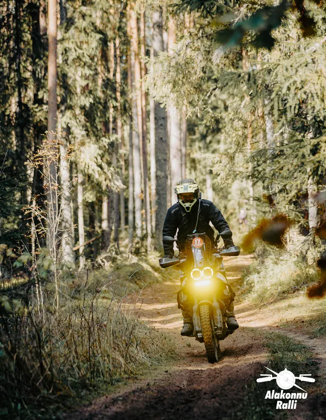 Mootorrattur sügisesel metsarajal – Alakonnu Ralli 2026, SS2 · SS3