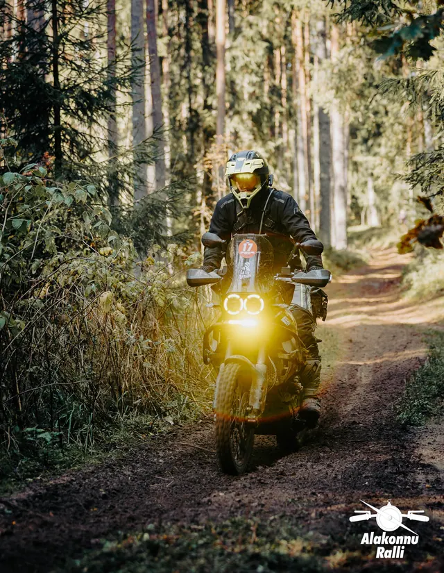 Mootorrattur sügisesel metsarajal – Alakonnu Ralli 2026, SS2 · SS3