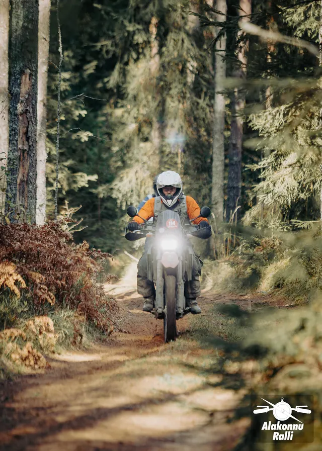 Mootorrattur sügisesel metsarajal – Alakonnu Ralli 2026, SS2 · SS3