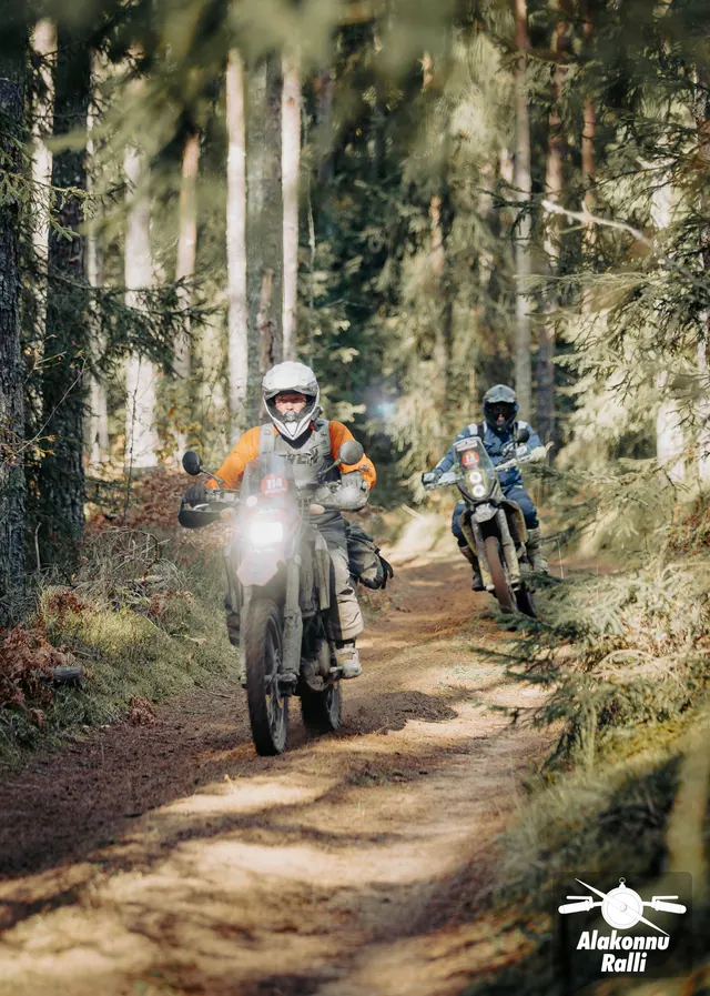 Mootorrattur sügisesel metsarajal – Alakonnu Ralli 2026, SS2 · SS3