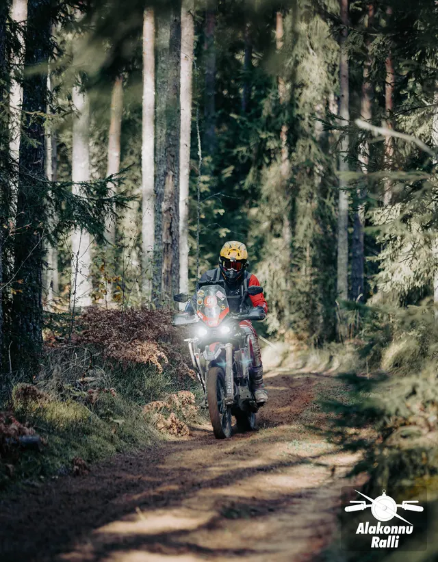 Mootorrattur sügisesel metsarajal – Alakonnu Ralli 2026, SS2 · SS3