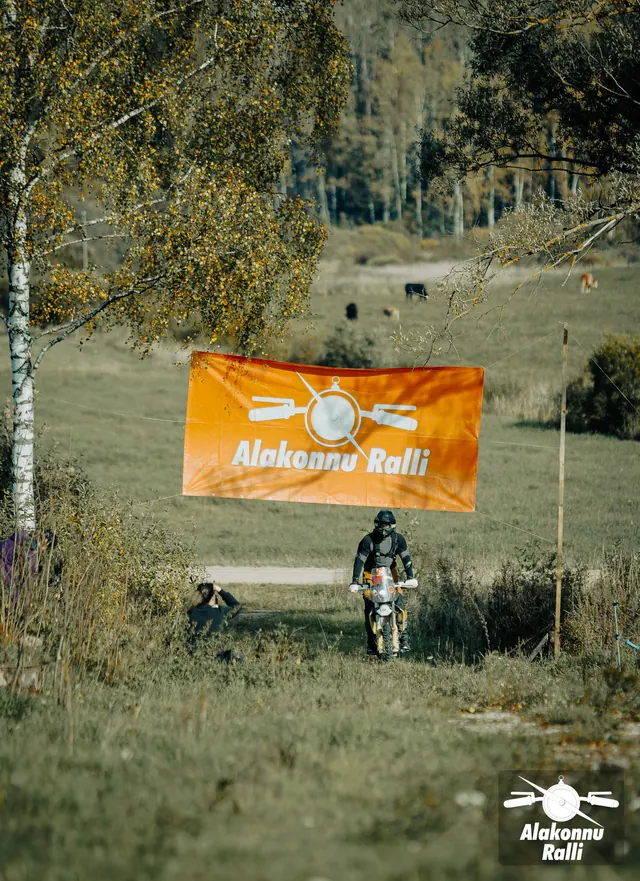Mootorrattur sõidab mööda rohumaad – Alakonnu Ralli 2026, SS2 · SS3