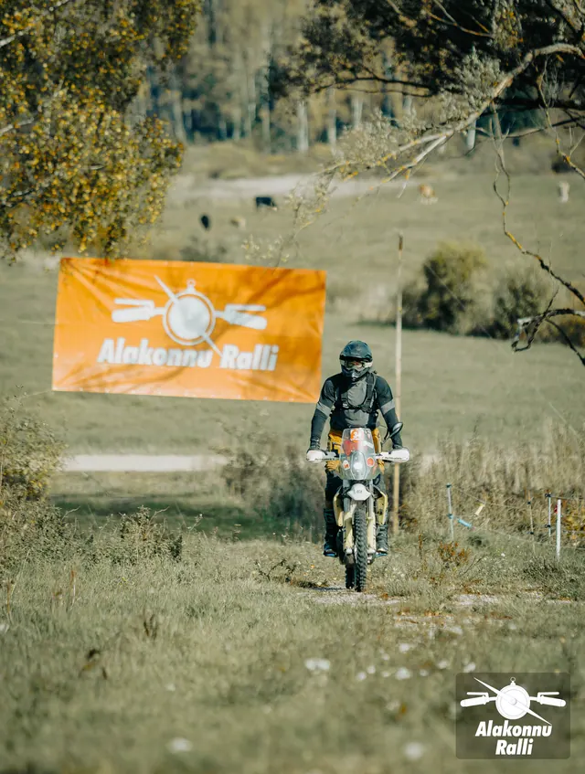 Mootorrattur sõidab mööda rohumaad – Alakonnu Ralli 2026, SS2 · SS3