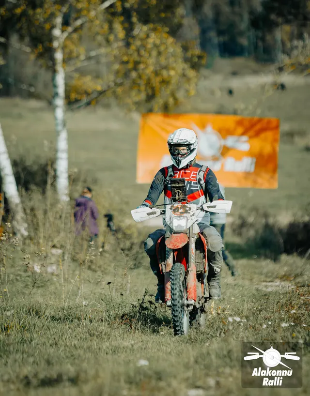 Mootorrattur sõidab mööda rohumaad – Alakonnu Ralli 2026, SS2 · SS3
