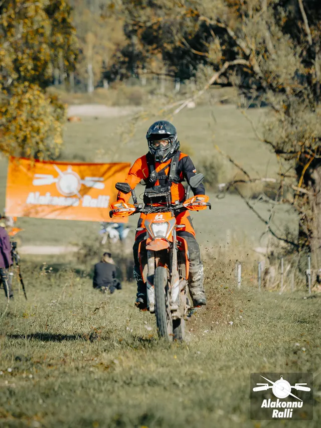 Mootorrattur taluhoovi rohumaal – Alakonnu Ralli 2026, SS2 · SS3