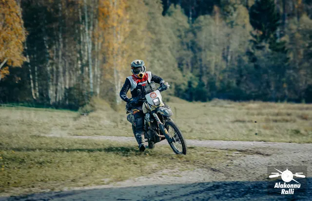 Mootorrattur taluhoovi rohumaal – Alakonnu Ralli 2026, SS2 · SS3