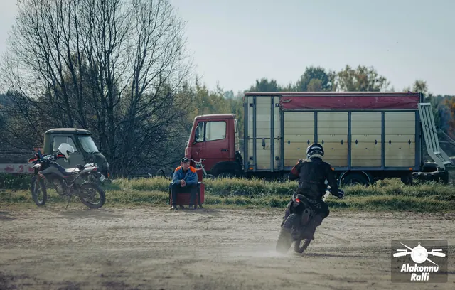 Mootorrattur sõidab taluhoovis hoonete vahel – Alakonnu Ralli 2026, SS2 · SS3