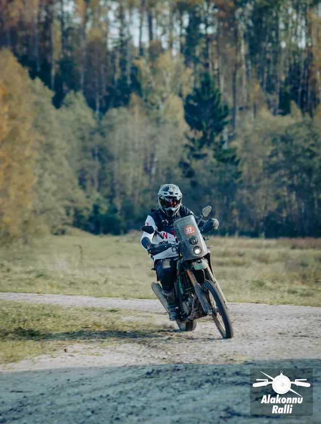 Mootorrattur sõidab taluhoovis hoonete vahel – Alakonnu Ralli 2026, SS2 · SS3