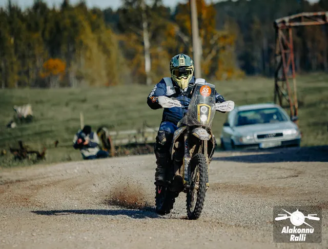 Mootorrattur sõidab taluhoovis hoonete vahel – Alakonnu Ralli 2026, SS2 · SS3