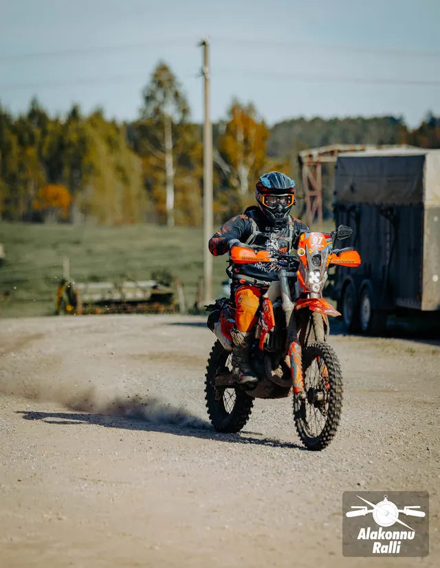 Mootorrattur sõidab taluhoovis hoonete vahel – Alakonnu Ralli 2026, SS2 · SS3