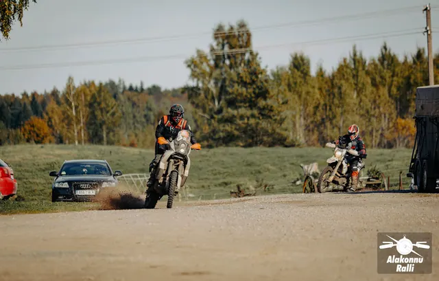 Mootorrattur sõidab taluhoovis hoonete vahel – Alakonnu Ralli 2026, SS2 · SS3