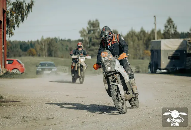 Mootorrattur sõidab taluhoovis hoonete vahel – Alakonnu Ralli 2026, SS2 · SS3