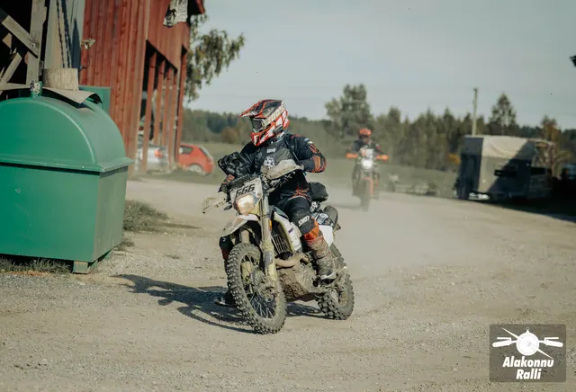 Mootorrattur sõidab taluhoovis hoonete vahel – Alakonnu Ralli 2026, SS2 · SS3
