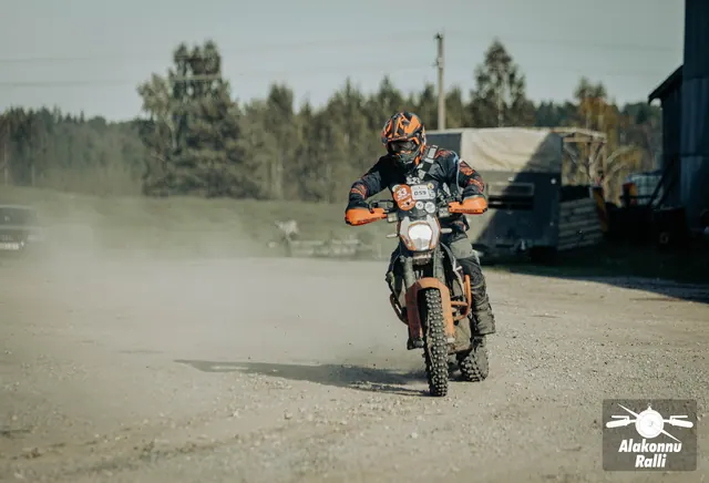 Mootorrattur sõidab taluhoovis hoonete vahel – Alakonnu Ralli 2026, SS2 · SS3