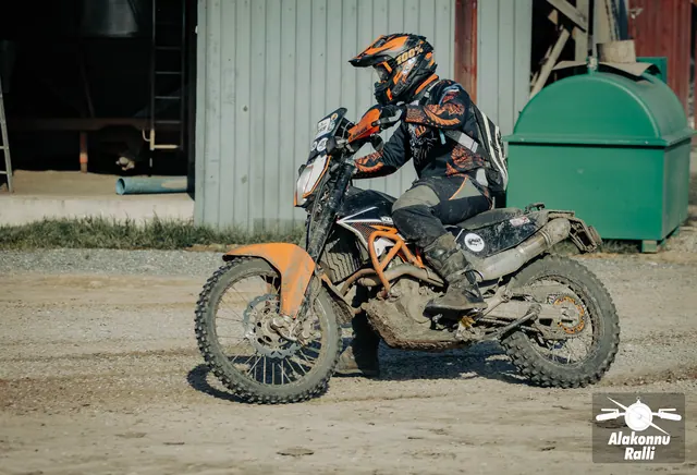 Mootorrattur sõidab taluhoovis hoonete vahel – Alakonnu Ralli 2026, SS2 · SS3