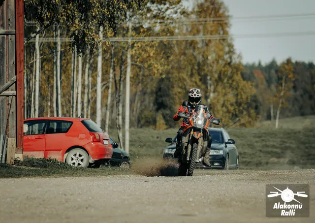 Mootorrattur sõidab taluhoovis hoonete vahel – Alakonnu Ralli 2026, SS2 · SS3