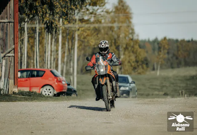 Mootorrattur sõidab taluhoovis hoonete vahel – Alakonnu Ralli 2026, SS2 · SS3