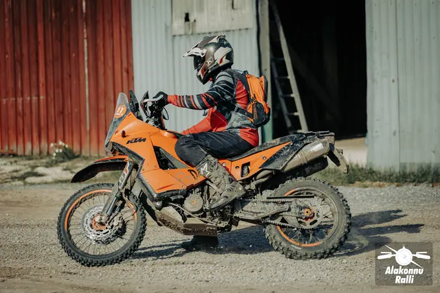 Mootorrattur sõidab taluhoovis hoonete vahel – Alakonnu Ralli 2026, SS2 · SS3
