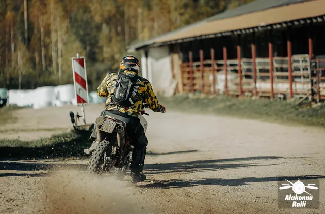 Mootorrattur sõidab taluhoovis hoonete vahel – Alakonnu Ralli 2026, SS2 · SS3