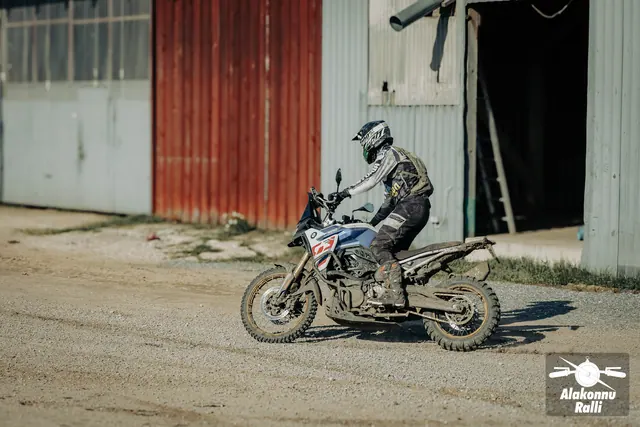 Mootorrattur sõidab taluhoovis hoonete vahel – Alakonnu Ralli 2026, SS2 · SS3
