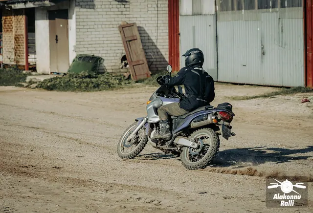 Mootorrattur sõidab taluhoovis hoonete vahel – Alakonnu Ralli 2026, SS2 · SS3