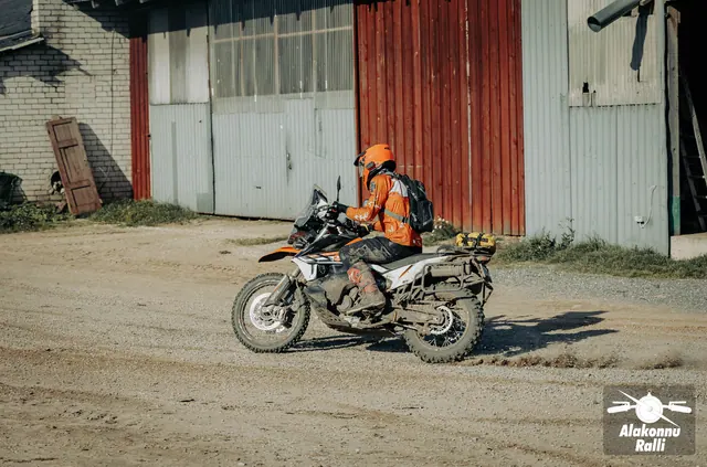 Mootorrattur sõidab taluhoovis hoonete vahel – Alakonnu Ralli 2026, SS2 · SS3