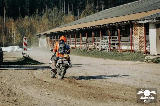 Mootorrattur sõidab taluhoovis hoonete vahel – Alakonnu Ralli 2026, SS2 · SS3
