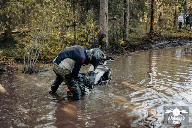 Mootorrattur läbib veega täitunud metsarada – Alakonnu Ralli 2026, SS2 · SS3