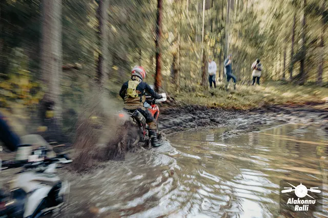 Mootorrattur läbib veega täitunud metsarada – Alakonnu Ralli 2026, SS2 · SS3