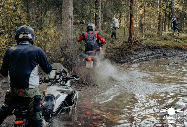 Mootorrattur läbib veega täitunud metsarada – Alakonnu Ralli 2026, SS2 · SS3