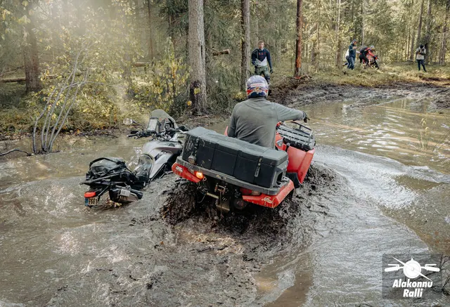 Mootorrattur läbib veega täitunud metsarada – Alakonnu Ralli 2026, SS2 · SS3
