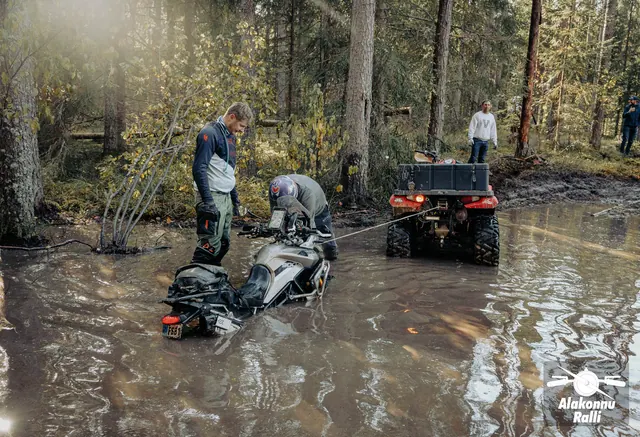 Mootorrattur läbib veega täitunud metsarada – Alakonnu Ralli 2026, SS2 · SS3