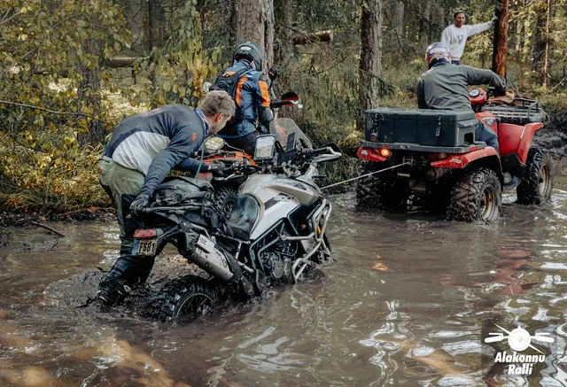 Mootorrattur läbib veega täitunud metsarada – Alakonnu Ralli 2026, SS2 · SS3