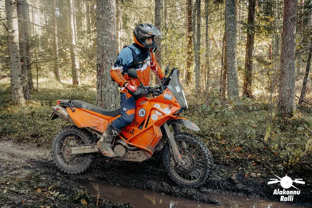 Mootorrattur oranžil mootorrattal metsarajal – Alakonnu Ralli 2026, SS2 · SS3