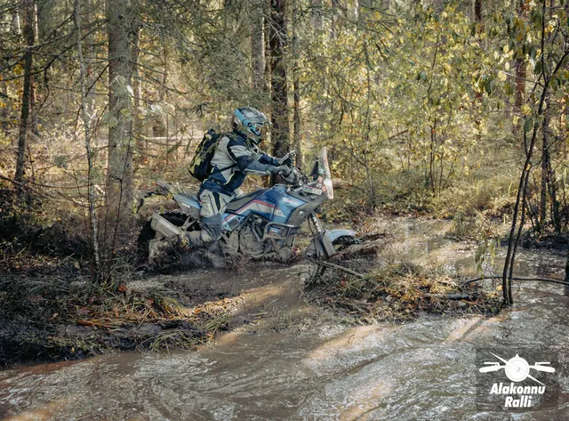 Mootorrattur läbib veega täitunud metsarada – Alakonnu Ralli 2026, SS2 · SS3