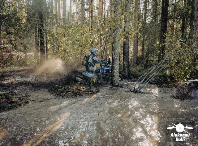 Mootorrattur läbib veega täitunud metsarada – Alakonnu Ralli 2026, SS2 · SS3