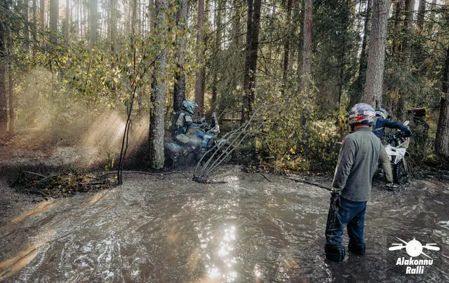 Mootorrattur läbib veega täitunud metsarada – Alakonnu Ralli 2026, SS2 · SS3