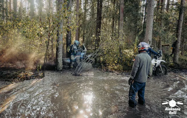 Mootorrattur läbib veega täitunud metsarada – Alakonnu Ralli 2026, SS2 · SS3